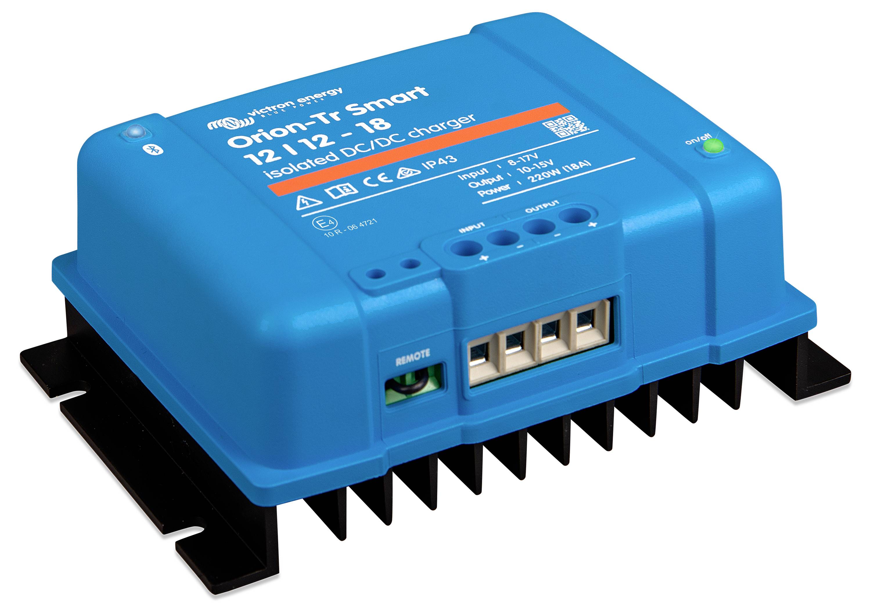 Blauwe rechthoekige apparaat gelabeld 'Orion-Tr Smart'. Het is een geïsoleerde DC-DC lader met poorten aan één zijde, ontworpen voor slim opladen.