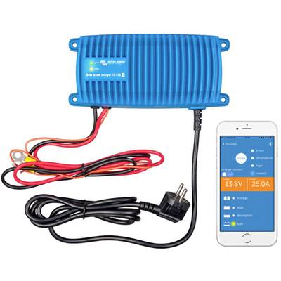 Blauw accuoplader met rode en zwarte kabels, aangesloten op een stopcontact. Smartphone toont laadparameters: 13,8V, 25,0A.