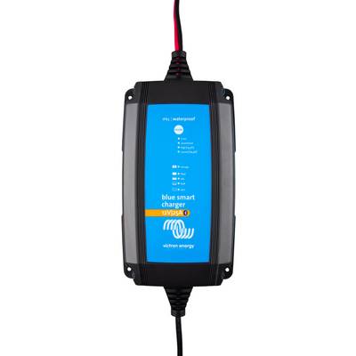Een draagbare, waterdichte oplader met blauwe voorkant en LED-indicatoren voor verschillende laadstatussen, van Victron Energy.