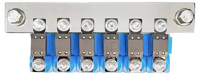 'Blue Sea ST Blade Battery Terminal Mount Fuse Block' met zes blauwe zekeringsleuven met zwarte en metalen componenten, beveiligd door bouten.