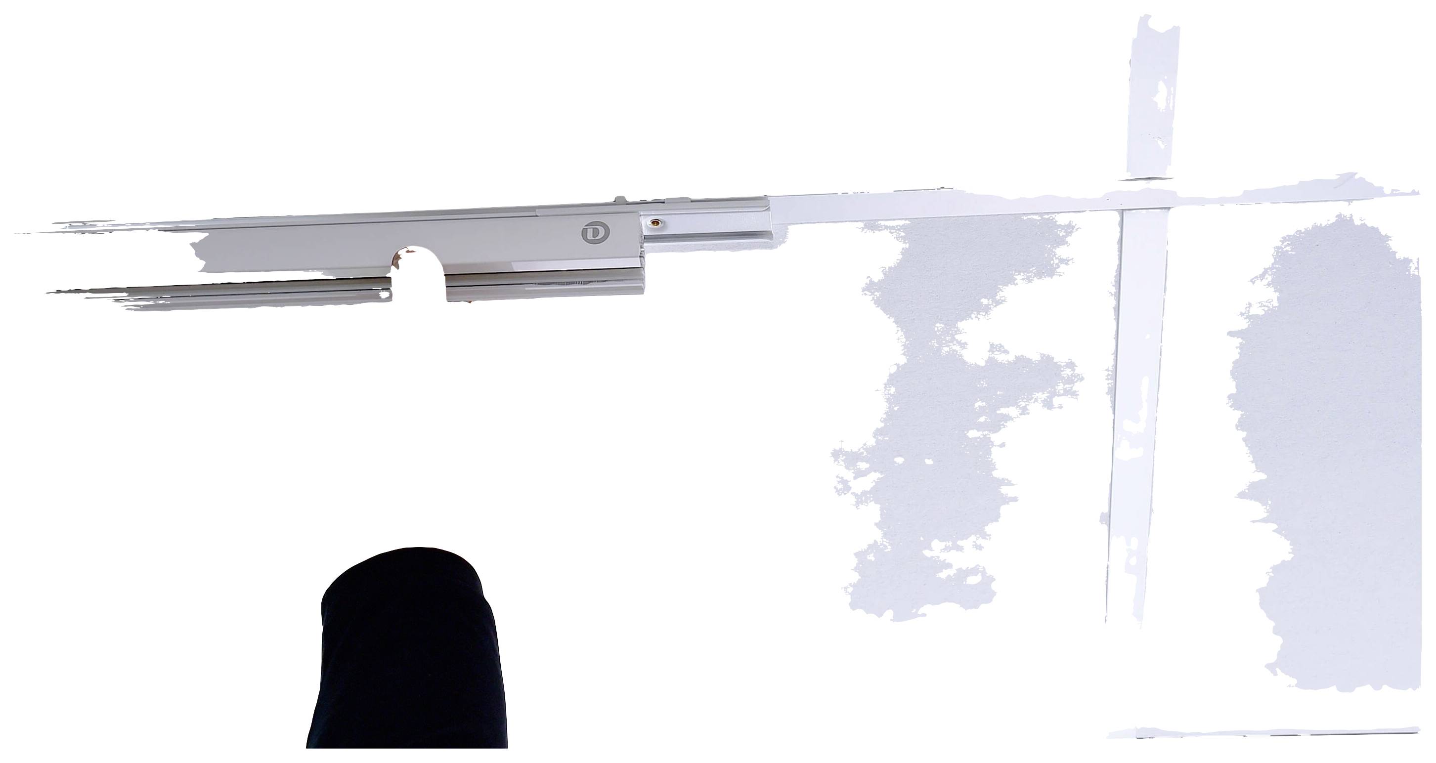 Een geopende moderne deurklink, gedeeltelijk zichtbaar tegen een witte achtergrond, met een suggestieve zwarte silhouet op de voorgrond.