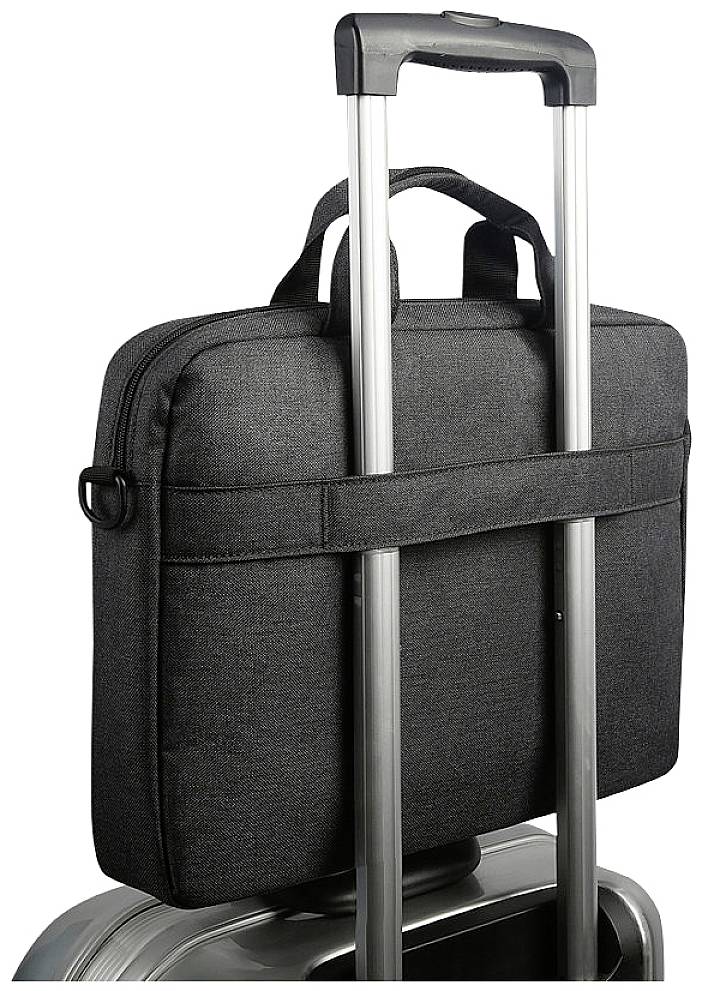 Een zwarte laptoptas is bevestigd aan de greep van een zilveren koffer, wat de functionaliteit voor reizen aantoont.