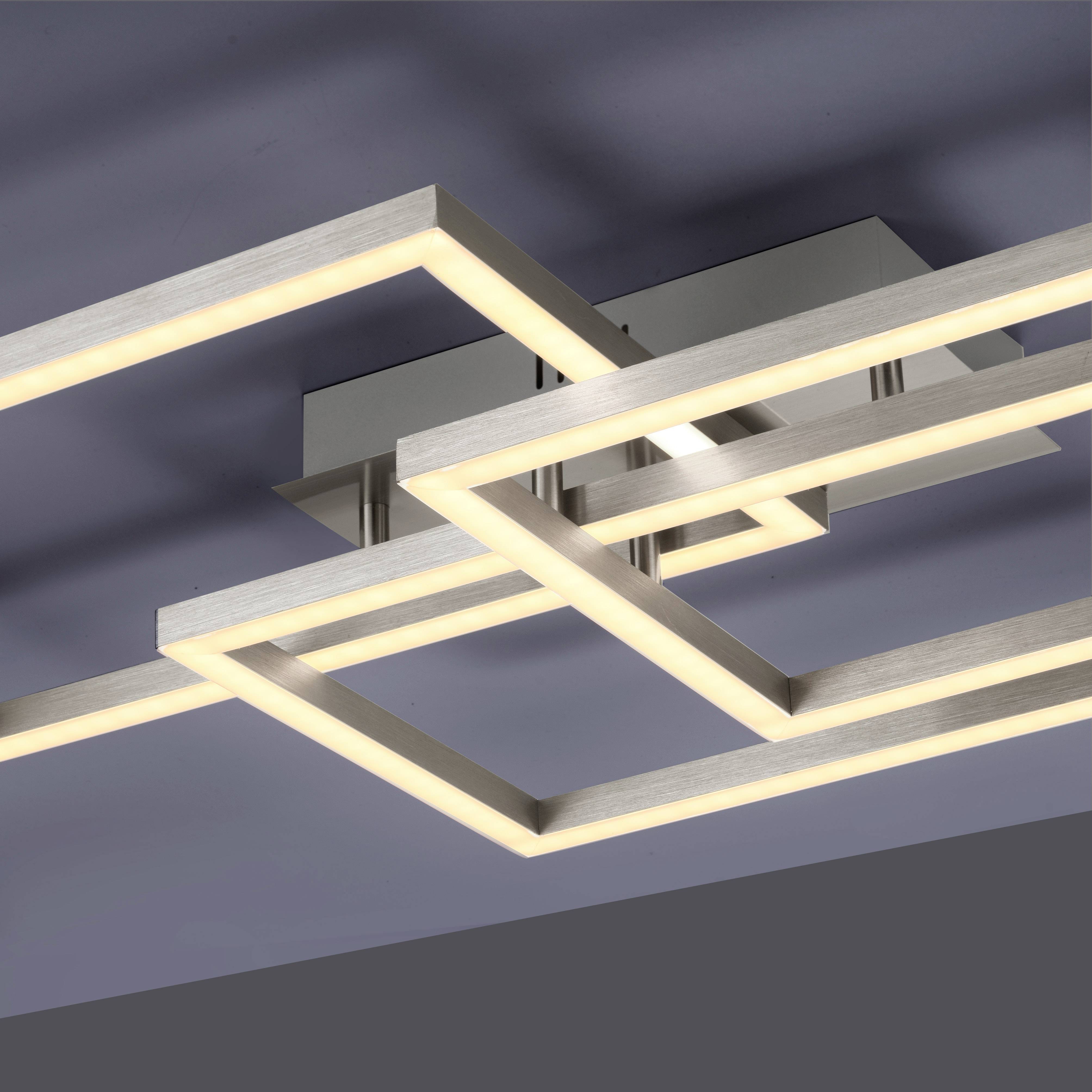 Moderne LED-plafondlamp met rechthoekig, geometrisch ontwerp, vervaardigd uit metaal met lichtgevende stroken, gemonteerd aan een grijze plafond.