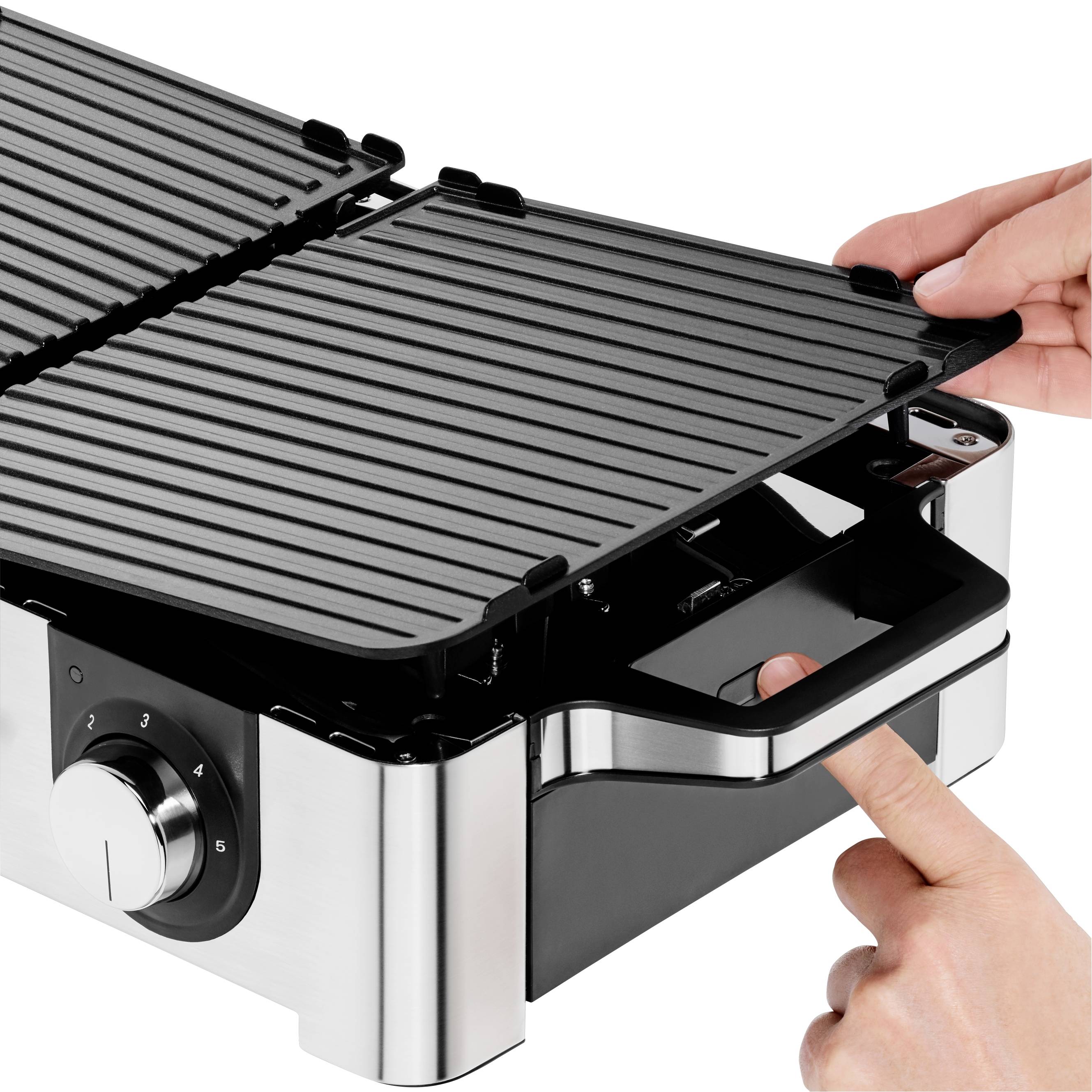 Een persoon opent een elektrische grill met een groot, geribbd rooster. De voorkant van de grill toont een draaiknop.