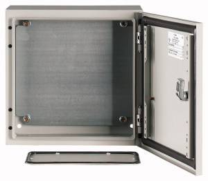 Metalen elektrobehuizing met open deur, van binnen leeg. Ideaal voor de installatie van elektrische componenten.