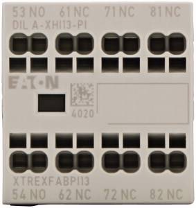 Aansluitingsblok met labels voor aansluitingen: 53 NO, 61 NC, 71 NC, 81 NC, 54 NO, 62 NC, 72 NC, 82 NC. Fabriekslogo en QR-code zichtbaar.