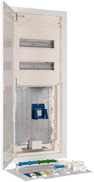 Geopende elektrische schakelkast met zichtbare zekeringen en aansluitingen.