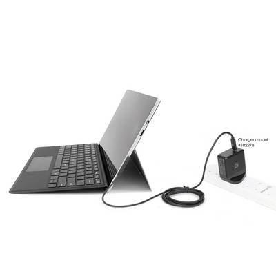Een laptop met aangesloten toetsenbord wordt via een oplaadkabel met modelnummer '102278' aangesloten op een stekkerdoos.