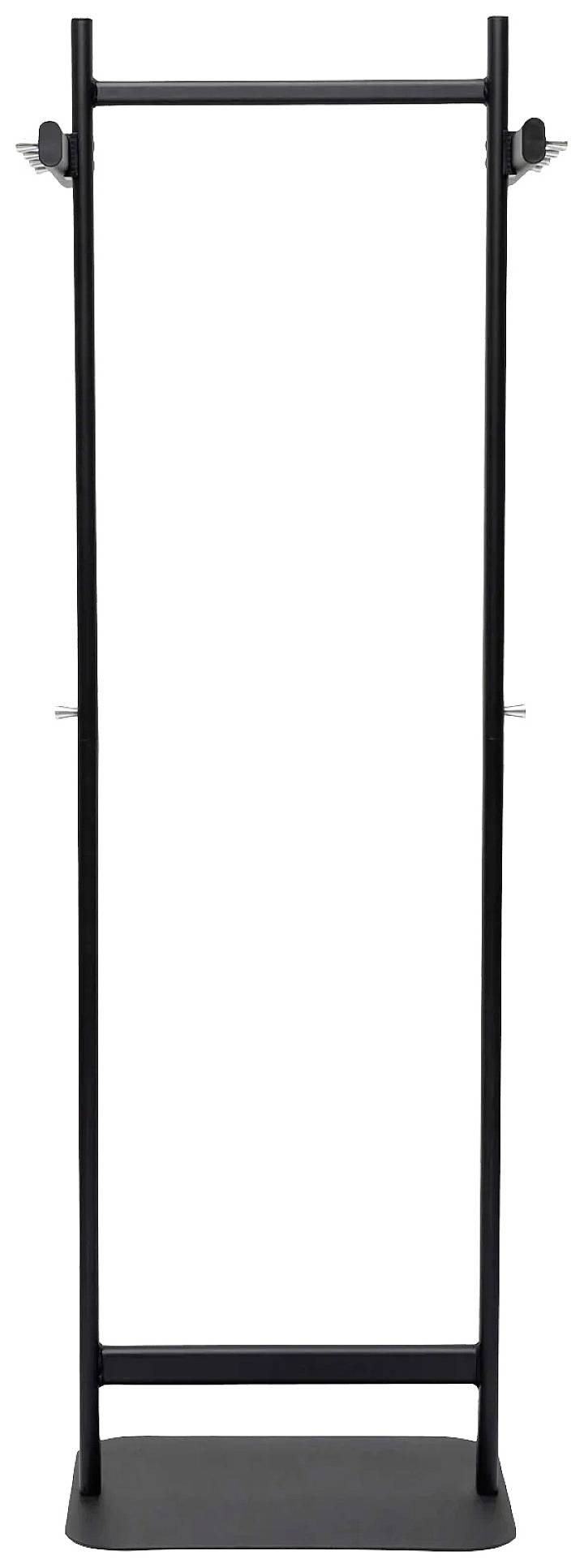 Een zwarte, vrijstaande kapstok met twee haken bovenaan en een rechthoekige voet. Ideaal voor jassen en mantels.