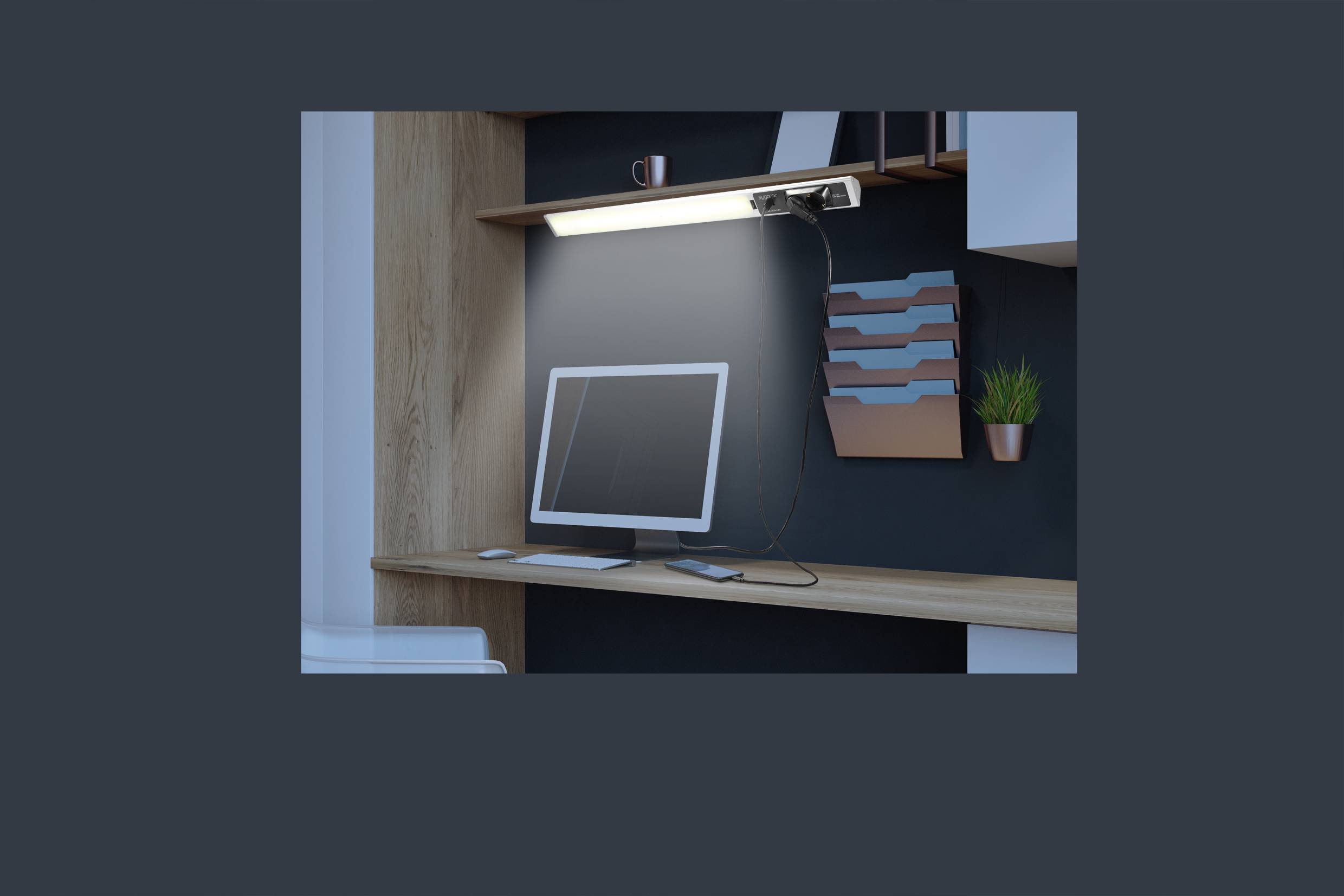 Kantoorscène met verlichte monitor op bureau; mappen aan de muur en decoratieve plant op de achtergrond.