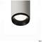 Cilindrische plafondlamp in het wit, open aan de onderkant. Zwarte rand rondom de lichtbron. Minimalistisch ontwerp.