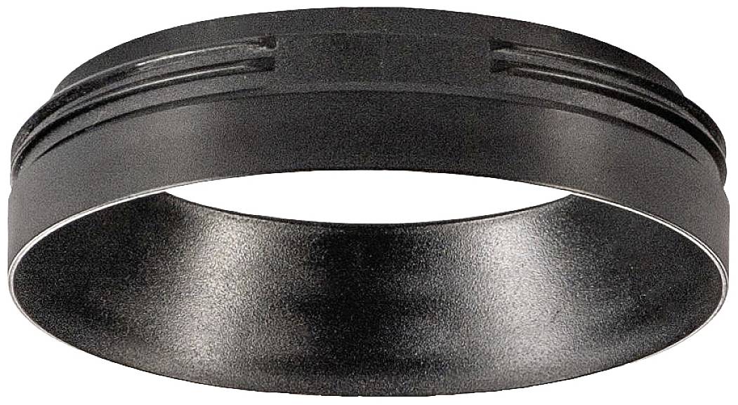 Een zwarte, cilindrische metalen ring met een gladde oppervlakte en fijne groeven aan de buitenkant, op een neutrale achtergrond.