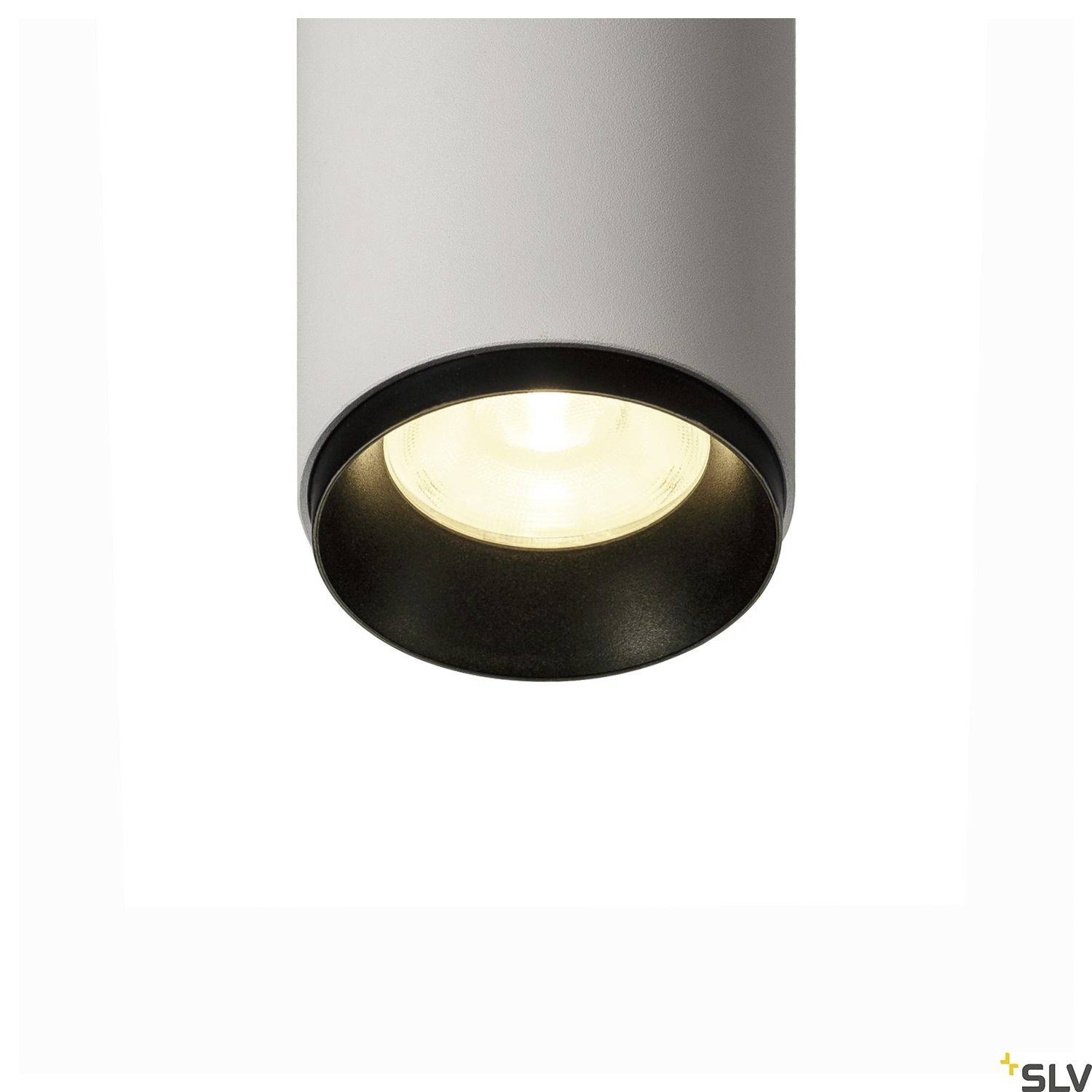 Ronde plafondlamp met zwarte rand en wit behuizing, van onderen gezien, straalt warm licht uit.