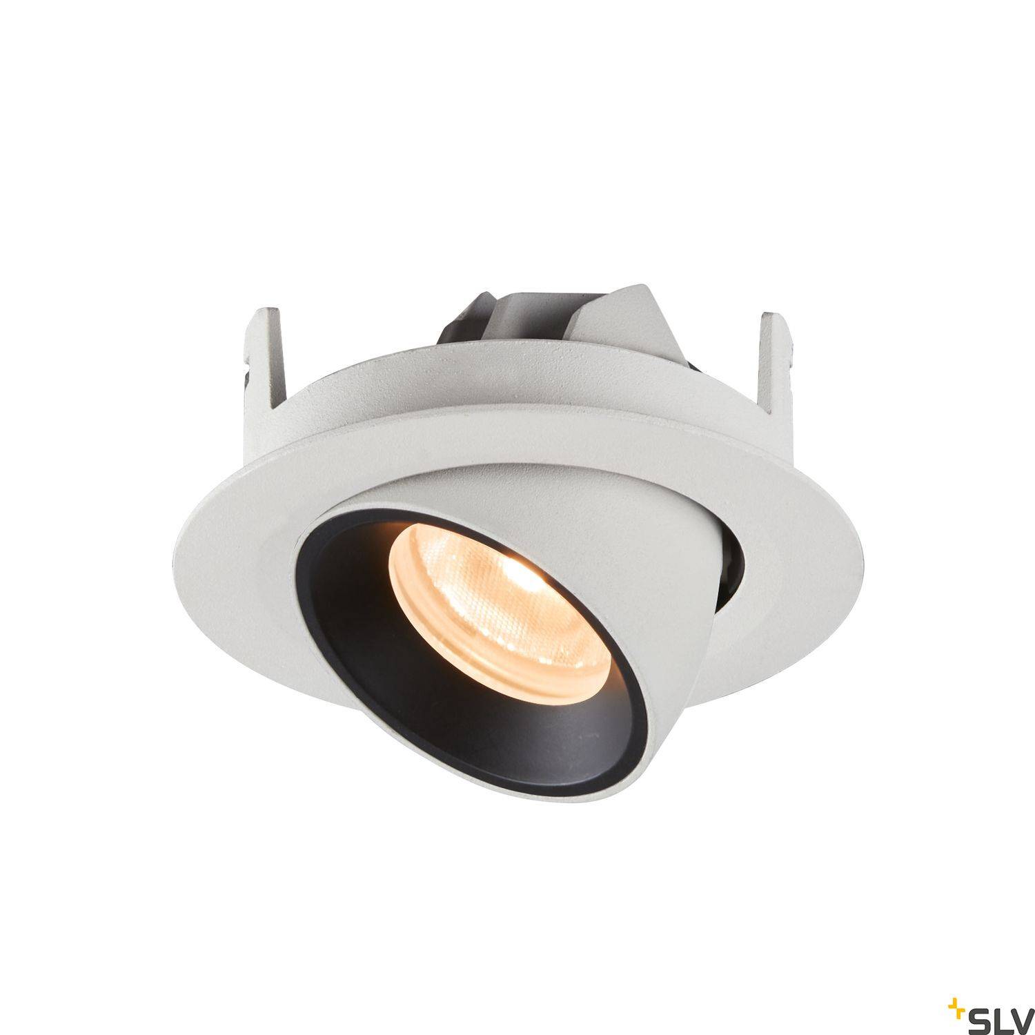 Inbouwspot van wit metaal met verstelbare kop. Zendt warm, gericht licht uit, geschikt voor binnenverlichting.