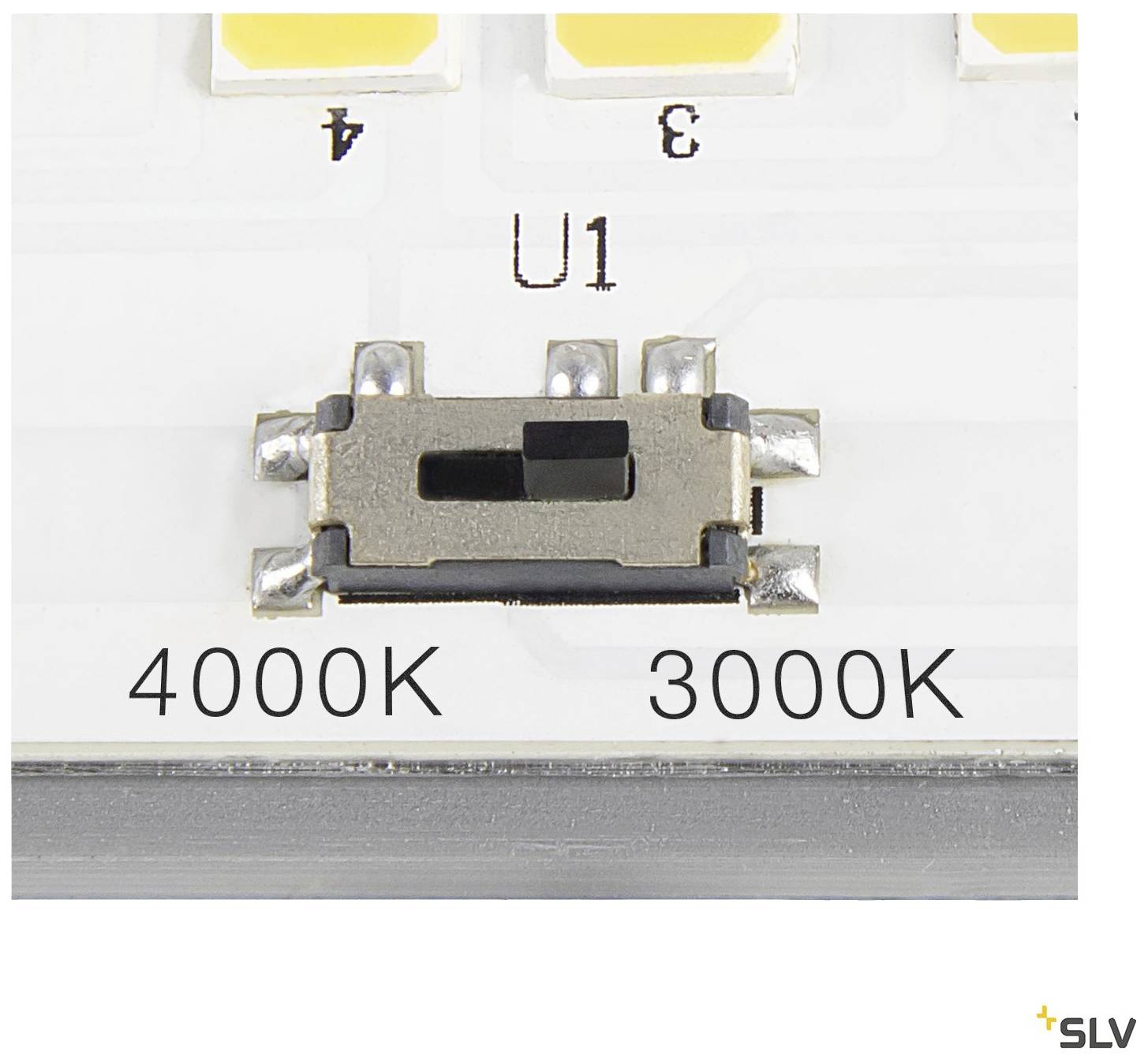 Een schakelaar op een printplaat met de aanduiding '4000K' en '3000K', waarschijnlijk voor het instellen van de kleurtemperatuur.