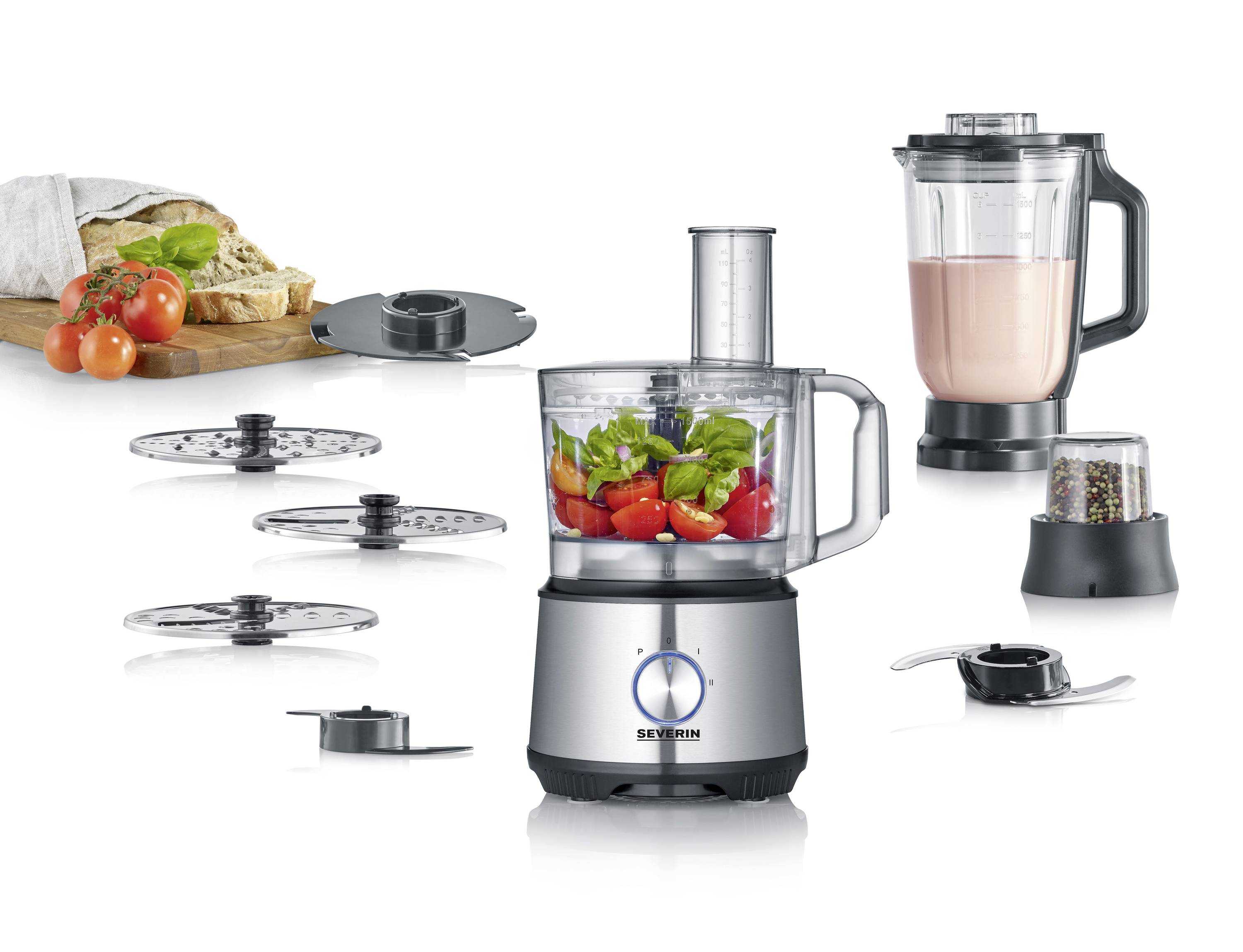 Keukenmachine met toebehoren: Kom met groenten, blender met roze vloeistof, kruidenmolen, broodvoorraad op de achtergrond.