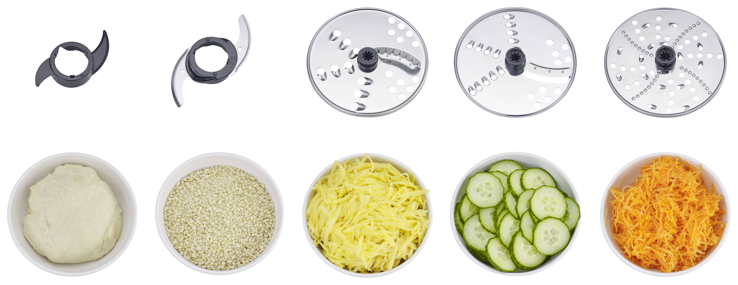 Messen en opzetstukken van een keukenmachine naast kommen met deeg, quinoa, geraspte kaas, komkommerschijven en geraspte wortels.