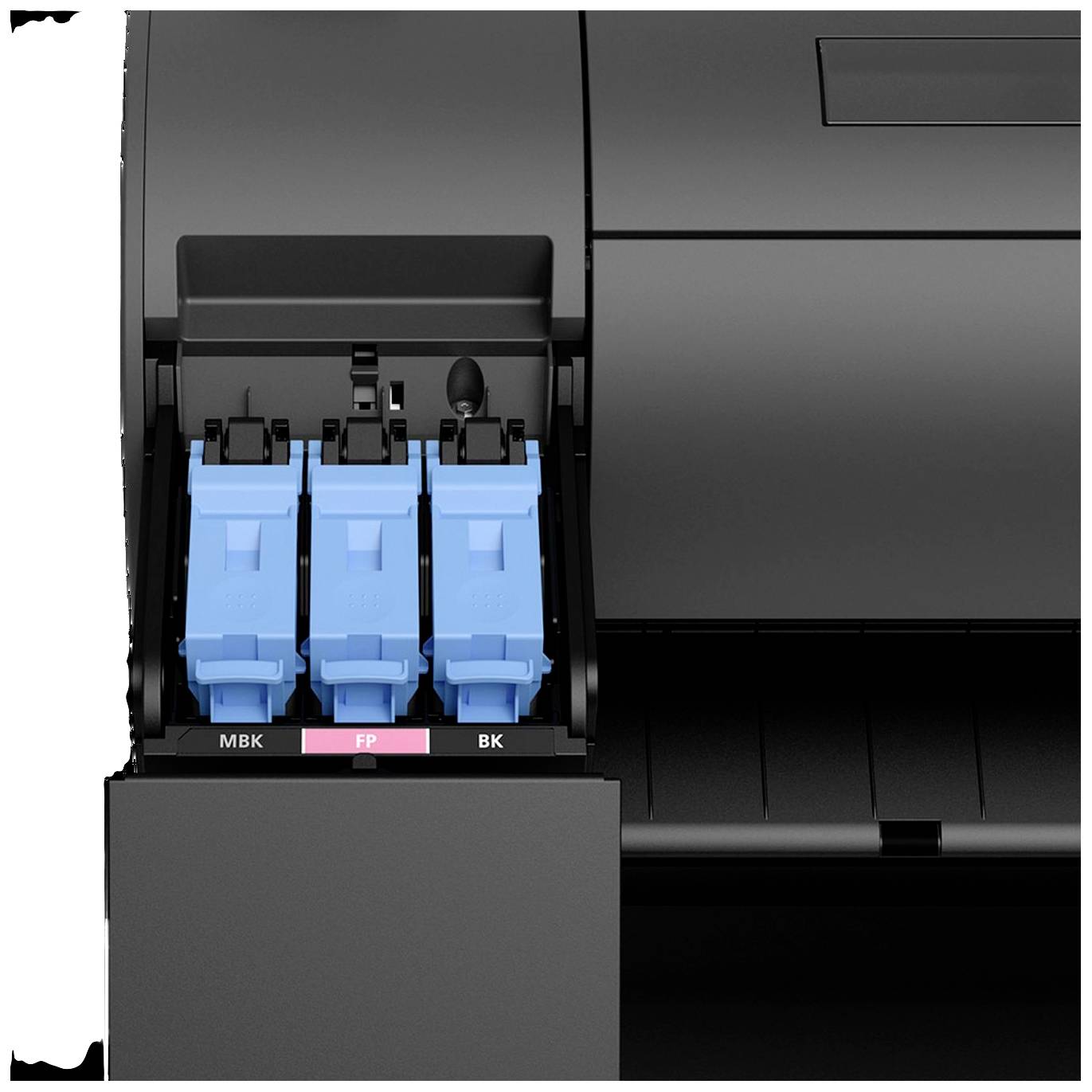 'Drie inktpatronen zichtbaar in een printer: MBK, FP, BK. Zwart apparaat met geopend vak voor inktopname.'