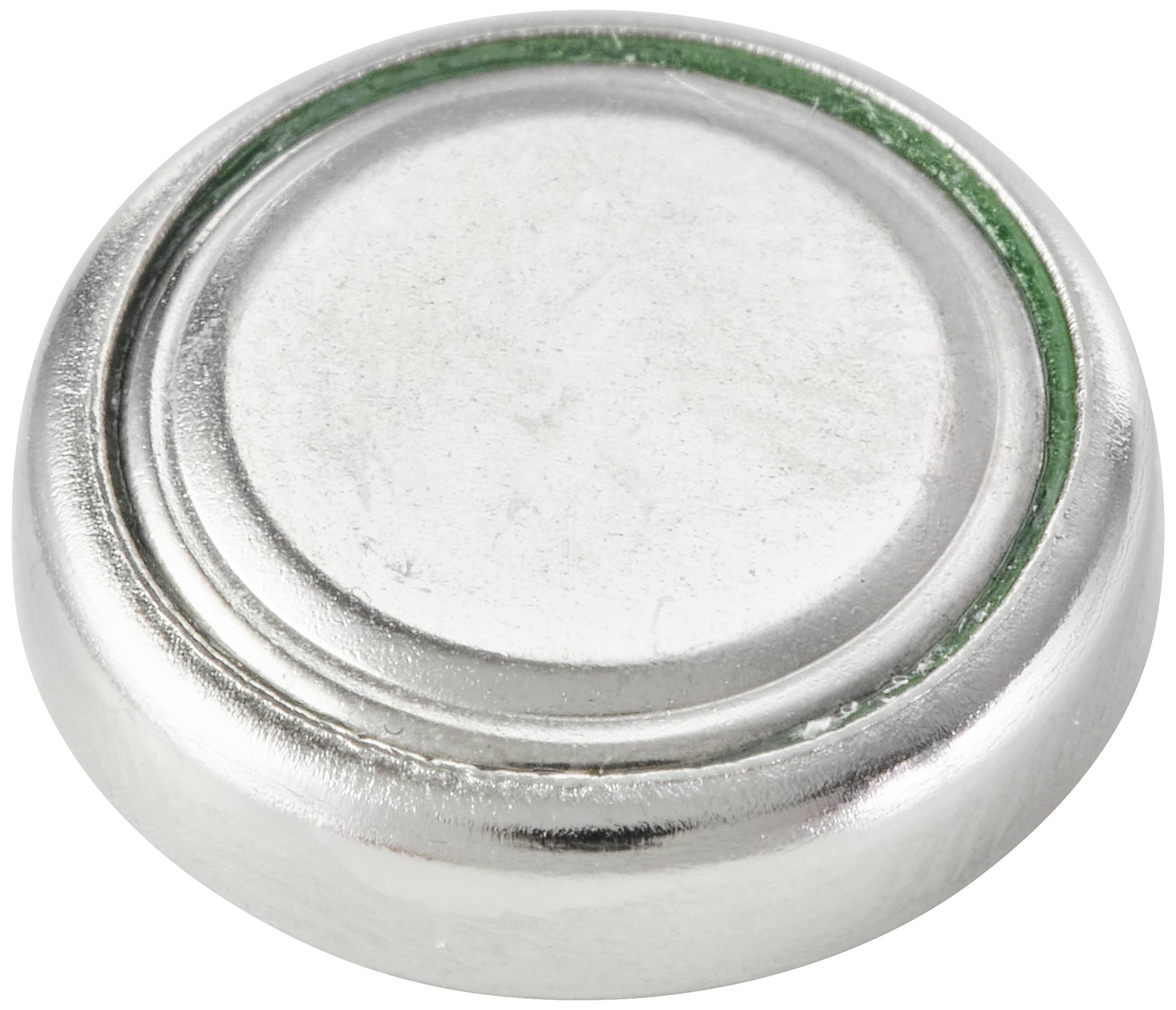 Zilveren knoopcelbatterij van metaal met een groene ring aan de basis, vaak gebruikt in kleine elektronische apparaten.