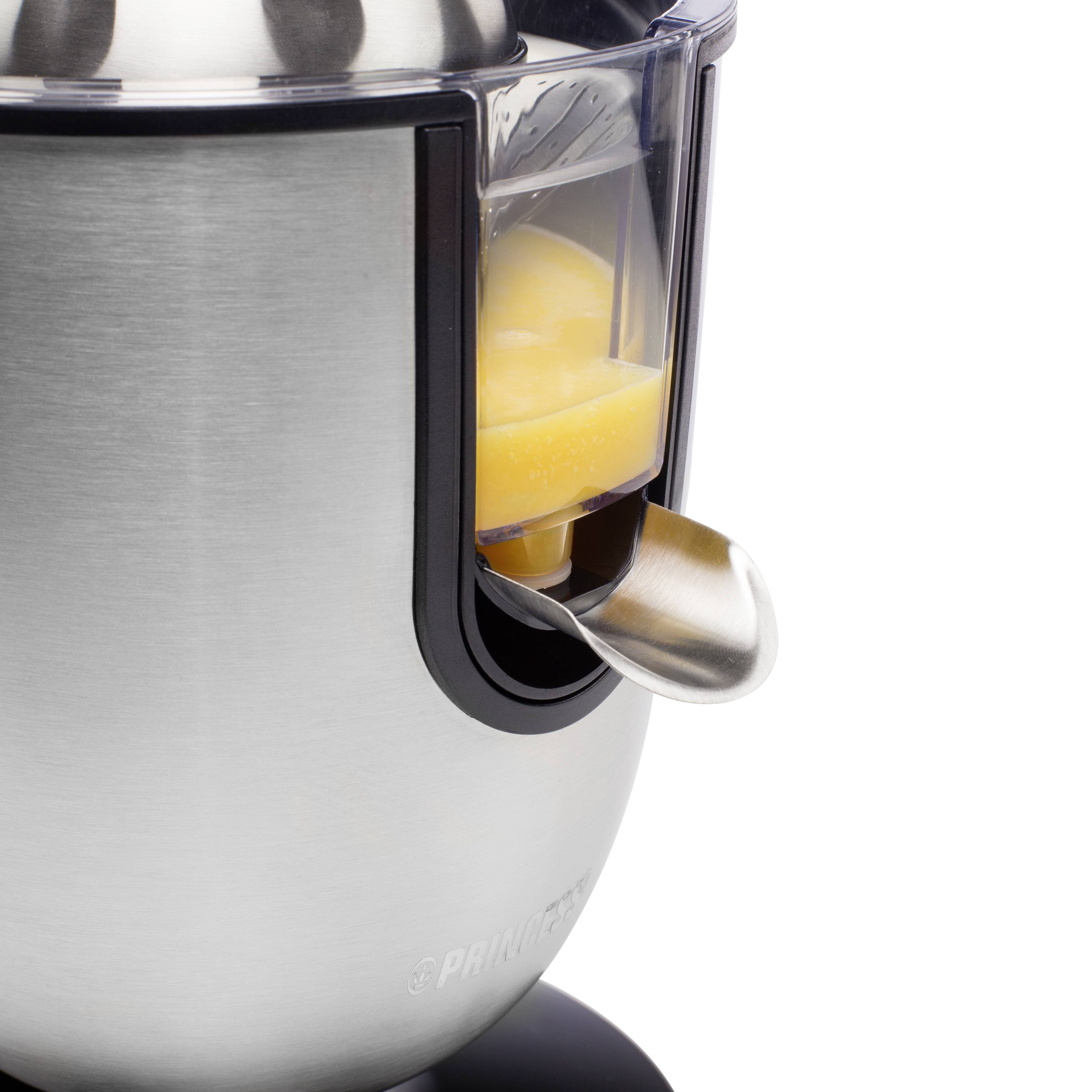 Een zilveren elektrische sapcentrifuge met een transparante container en uitloop, toont verse sinaasappelsap dat wordt uitgeschonken.