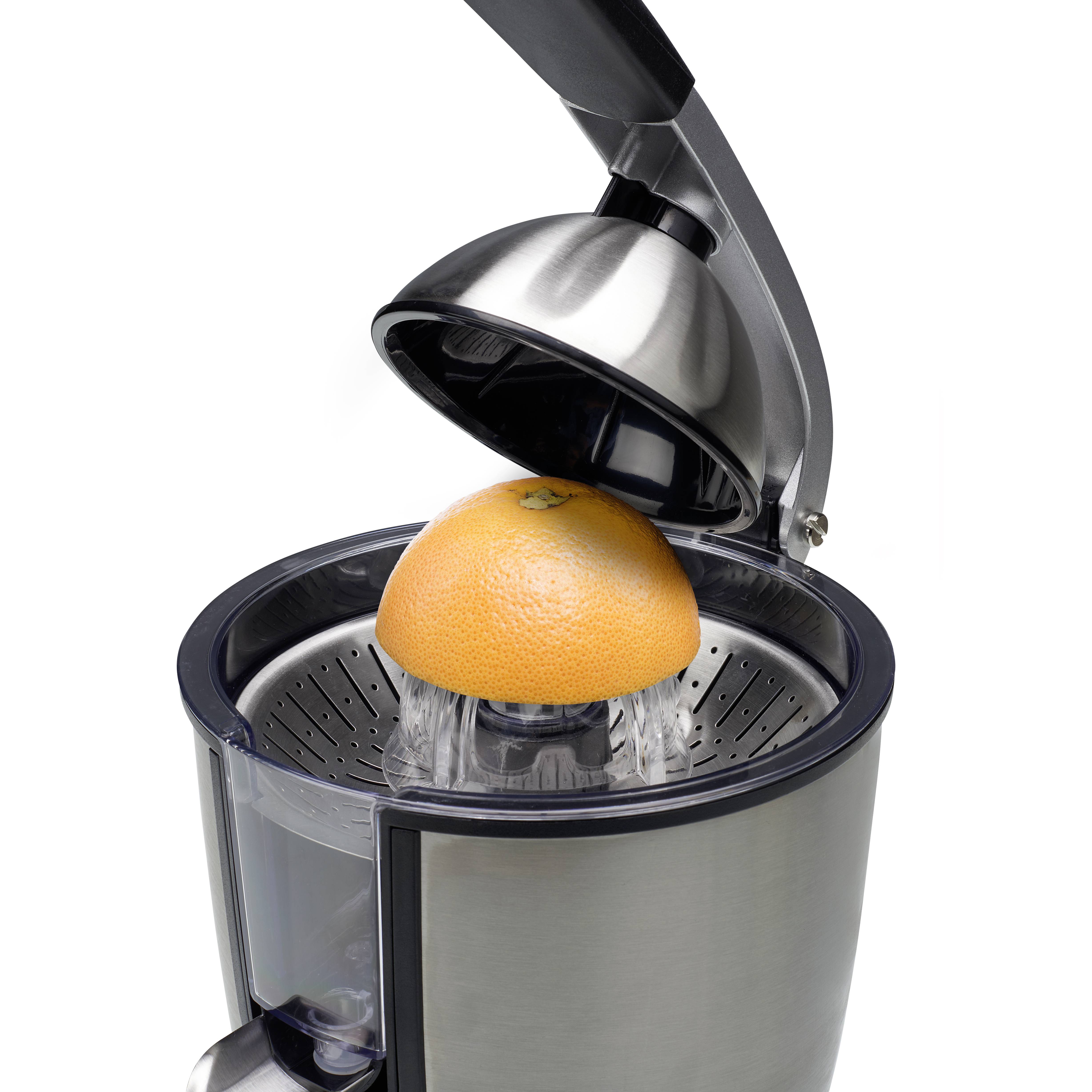 Elektrische Zitrusperse perst een halve sinaasappel uit.