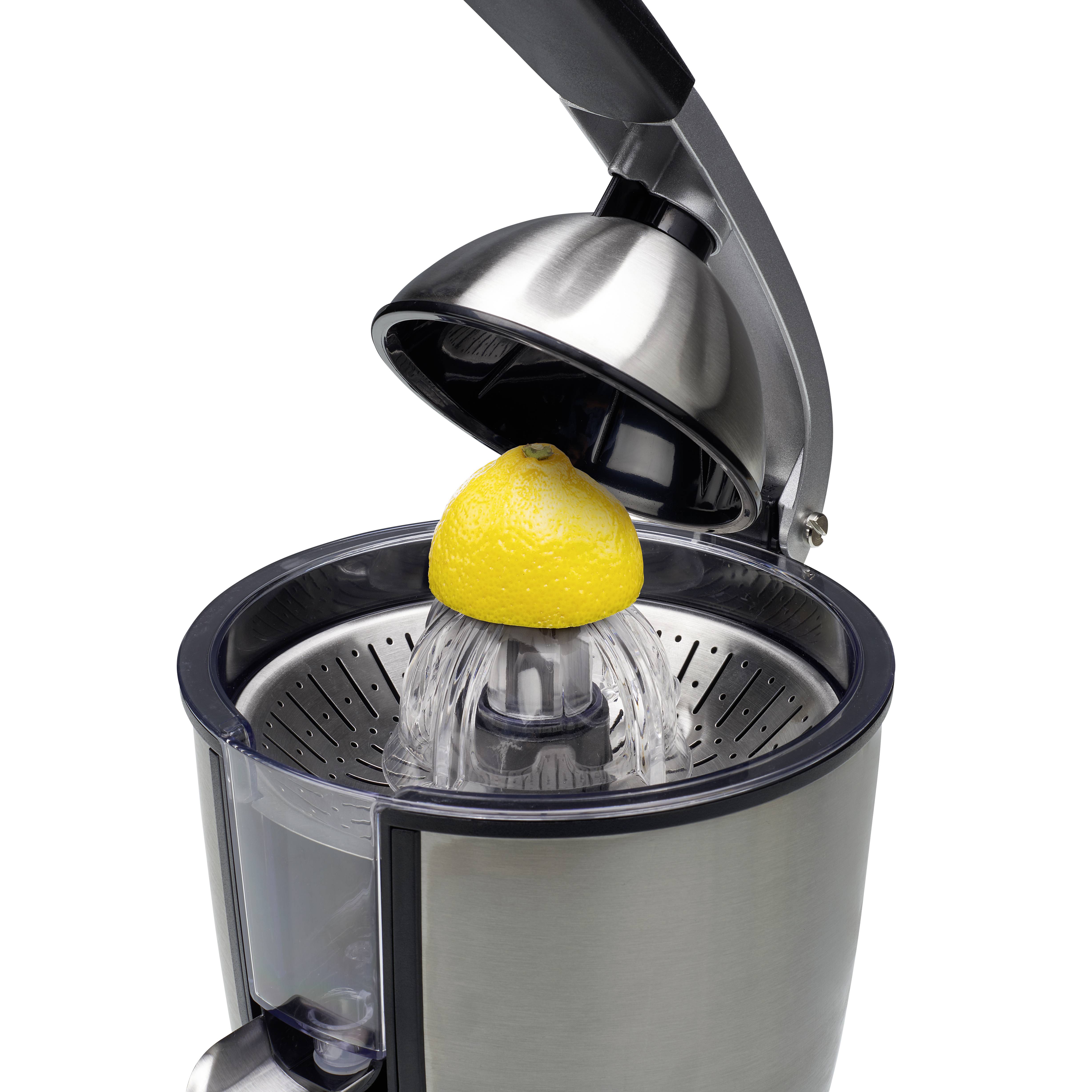 Een elektrische citruspers met een gehalveerde gele citroen op de perskegel, klaar om sap te maken.