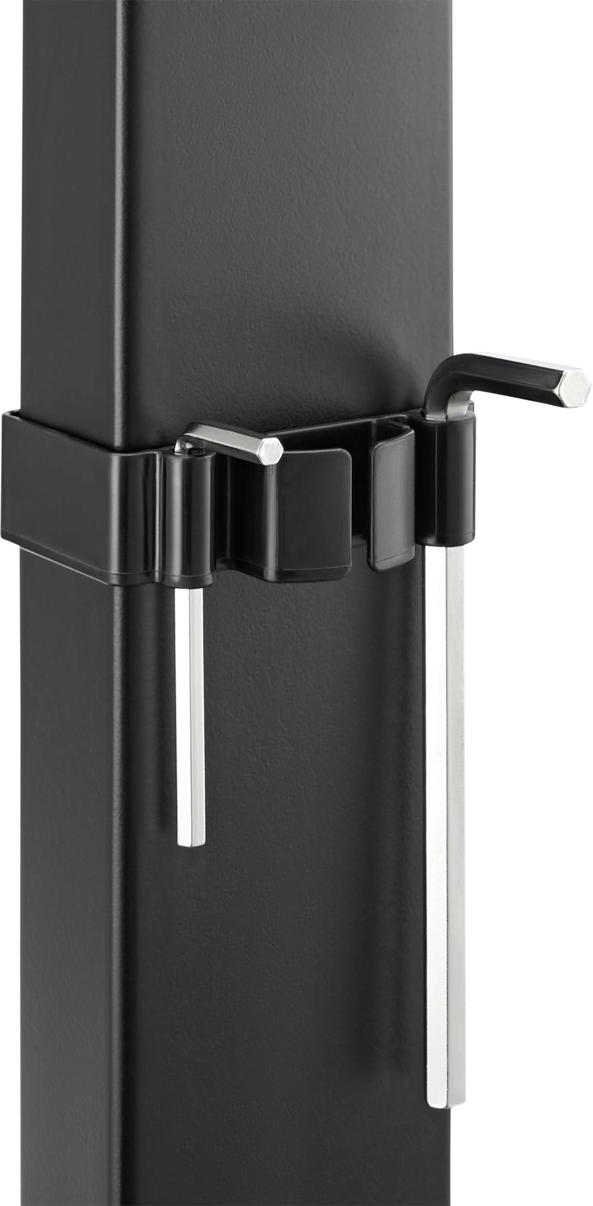 Een zwarte montageset met twee zilveren zeskantsleutels, bevestigd aan een verticale, zwarte metalen paal.