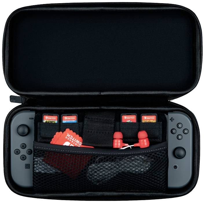 Een draagbare tas met een Nintendo Switch-console, meerdere spelkaarten en accessoires zoals koptelefoons, alles netjes opgeborgen.