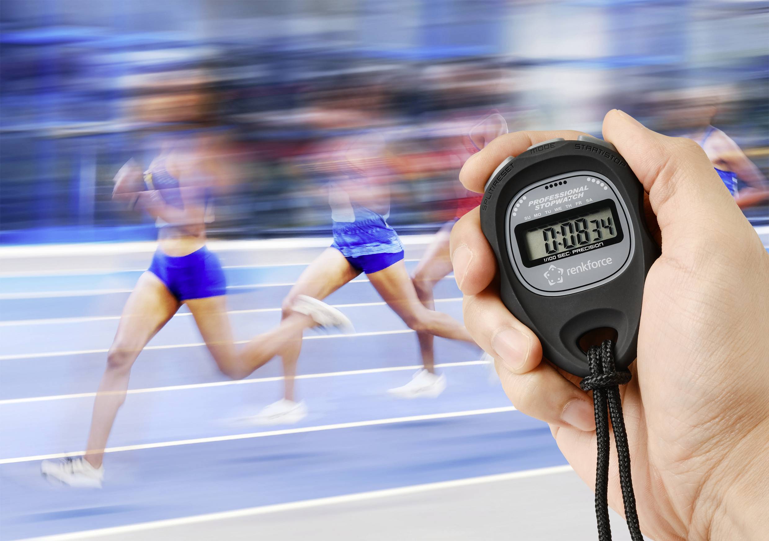 Een hand houdt een stopwatch vast met de weergave '00:36:34'. Op de achtergrond lopen onscherpe sporters op een blauwe racebaan.