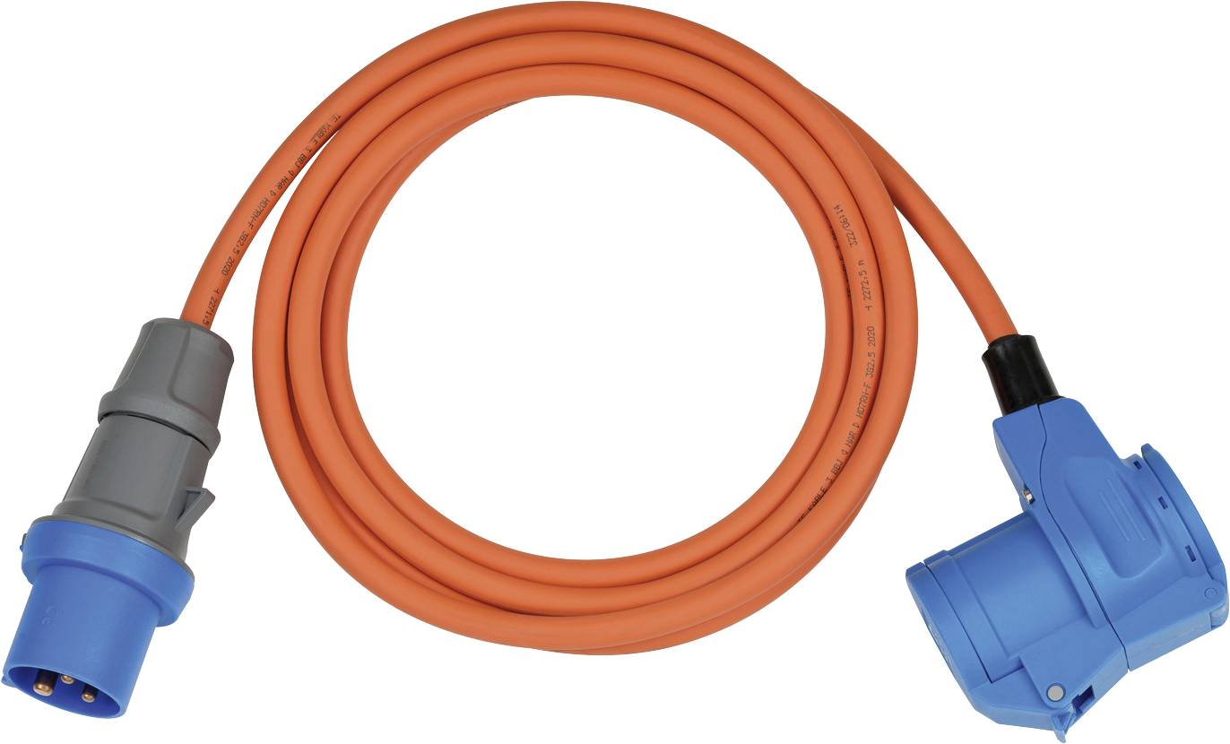 Oranje stroomkabel opgerold met blauwe industriële connectoren aan beide uiteinden, waarschijnlijk een elektrische adapter of verlengsnoer.