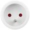 Close-up van een rond wit stopcontact met twee rode contactgaten en een gecentreerde aardingspin.