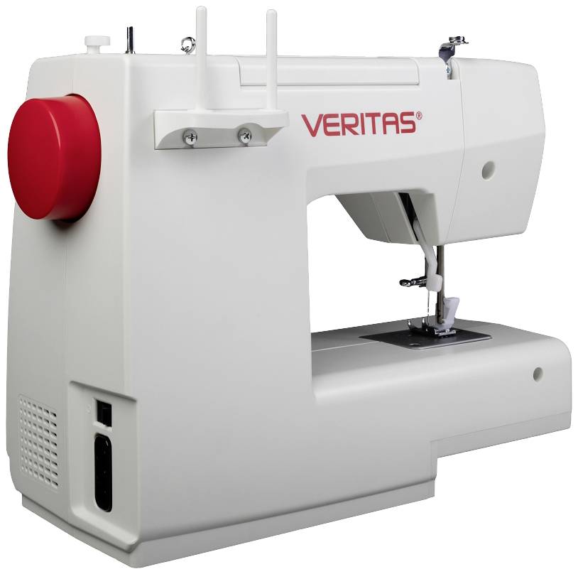 Een witte naaimachine met rode details en het opschrift 'VERITAS', zijaanzicht.