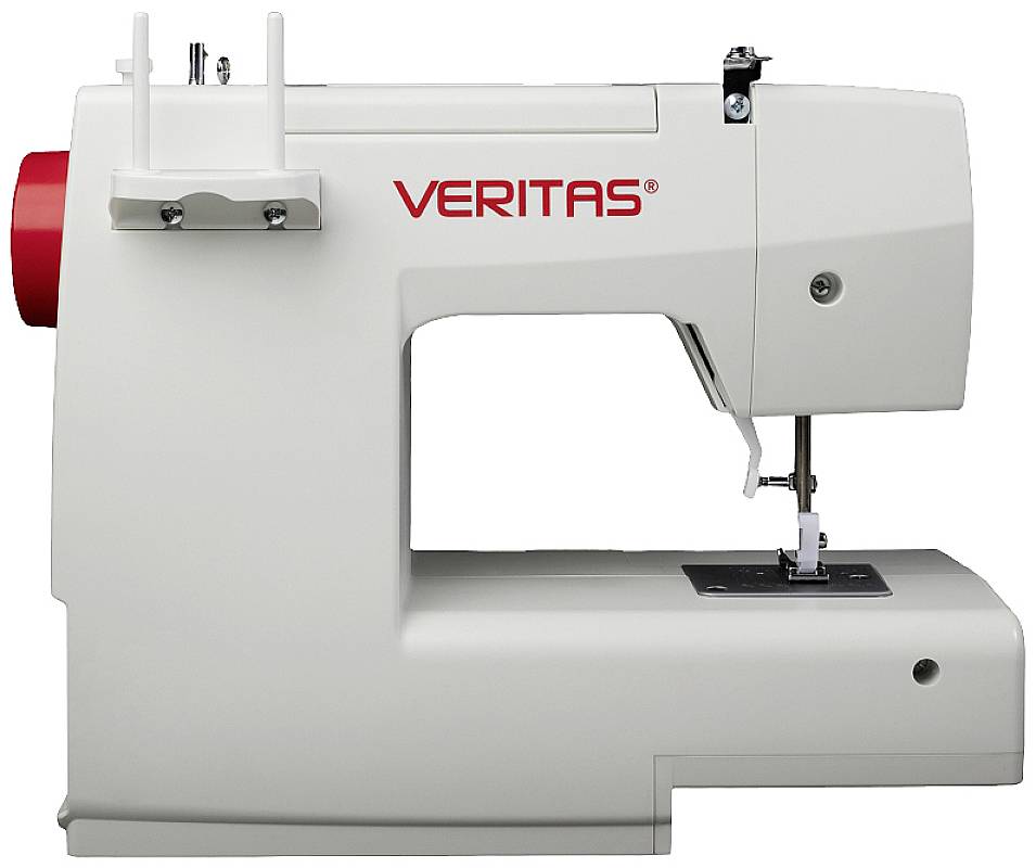 Naaimachine van opzij, merk 'Veritas', grijs behuizing met rode accenten, naaivoet en spoelhouder zichtbaar.