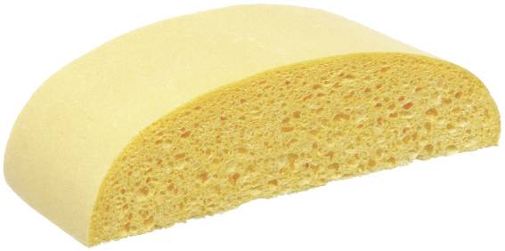 Een gele badspons met een poreuze structuur, op een witte achtergrond.