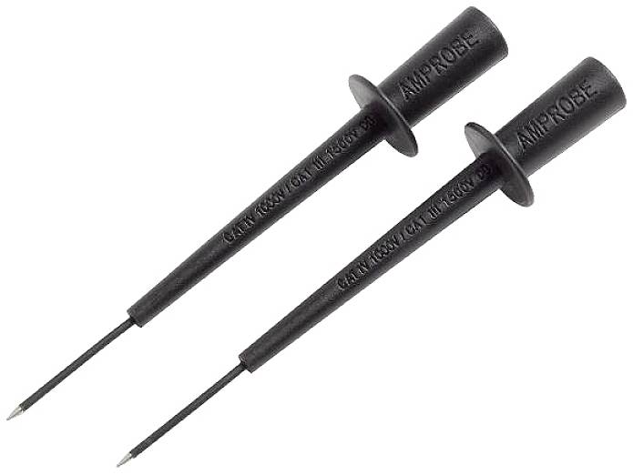 Twee zwarte meetpennen van Amprobe, met scherpe metalen punten en geïsoleerde handgrepen, gebruikt voor elektrische metingen.