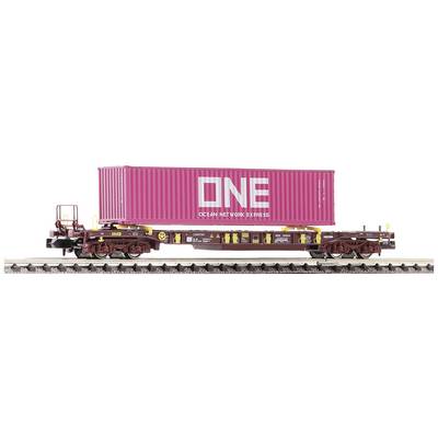 Een goederenwagon met een grote, roze container van het merk 'ONE'. De container staat op een spoorwagon op de rails.