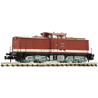 Rode model van een diesellocomotief, voorzien van de opschrift '118 050-4', op een spoorrails, zijaanzicht.