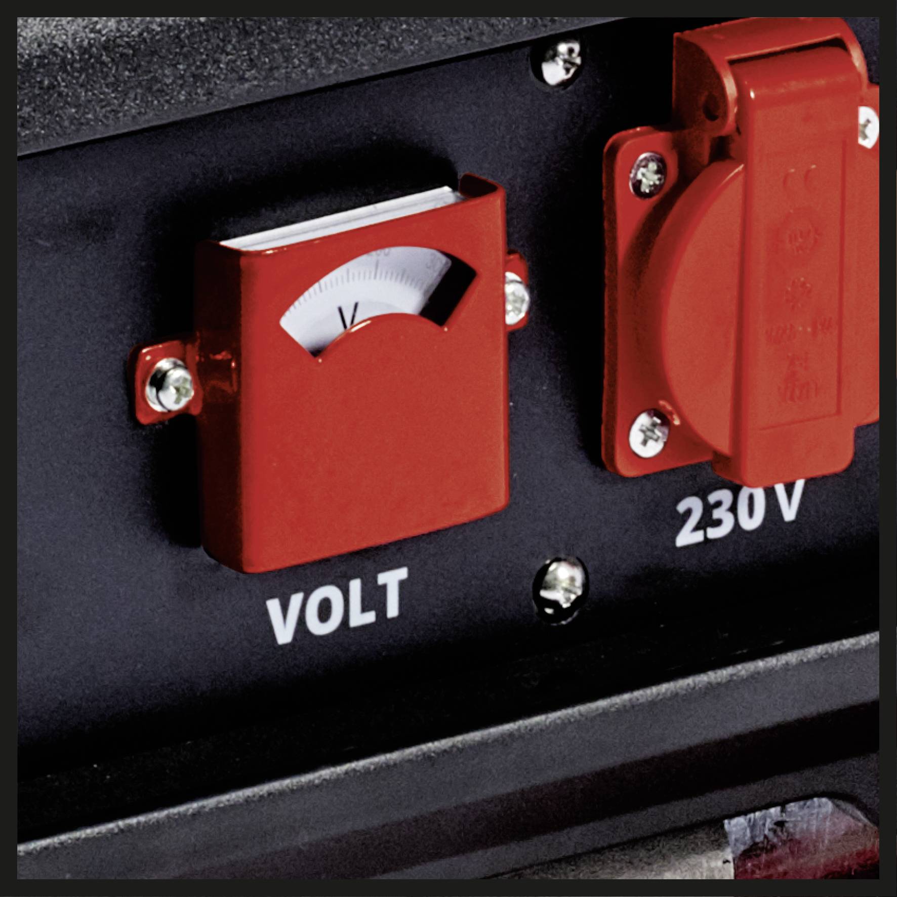 Close-upfoto van een spanningmeter met schaal en rode behuizing, toont '230 V' aan, geplaatst op een zwarte achtergrond.