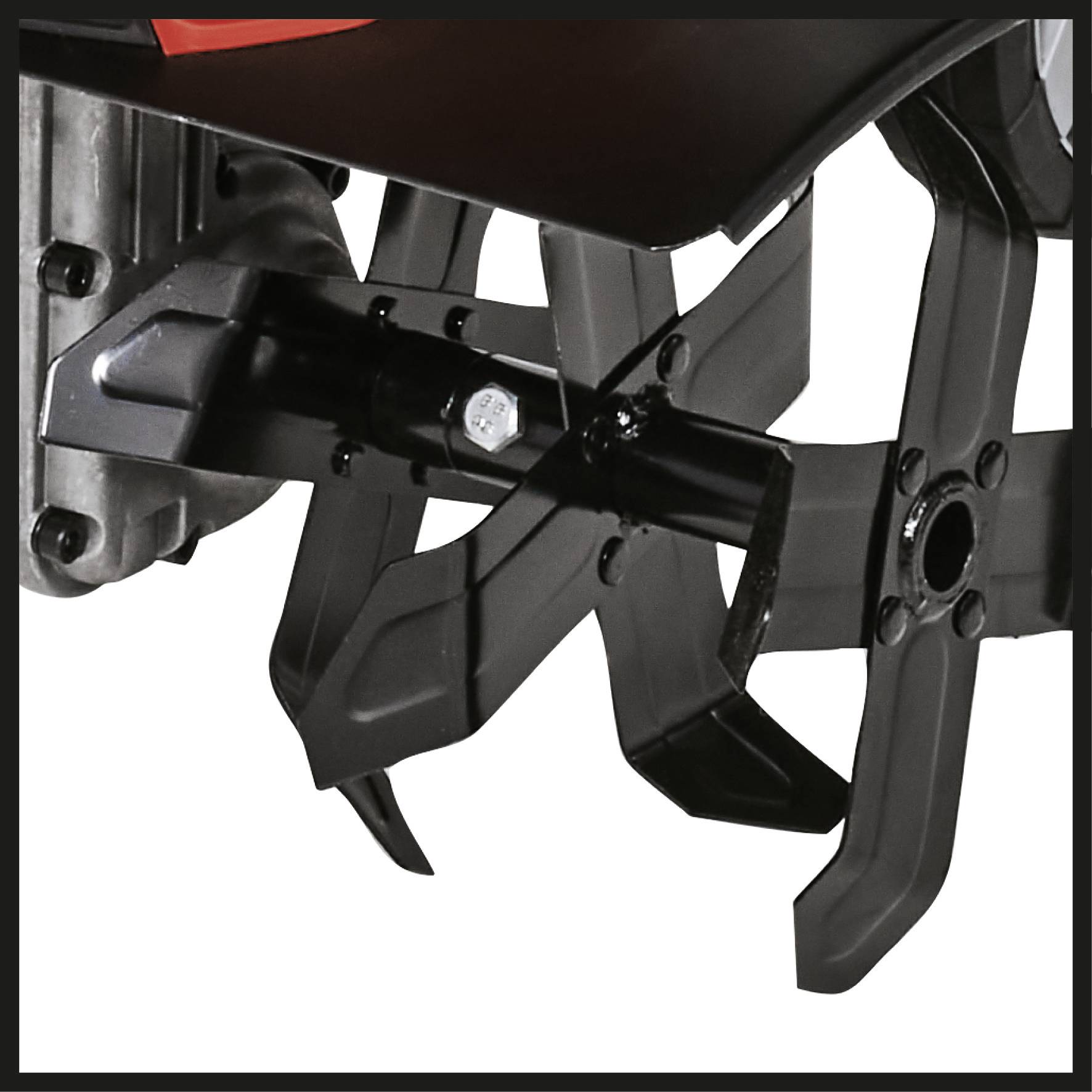 Close-up van een landbouwwerktuig met zwarte metalen messen, dat mogelijk wordt gebruikt voor het omploegen of bewerken van grond.