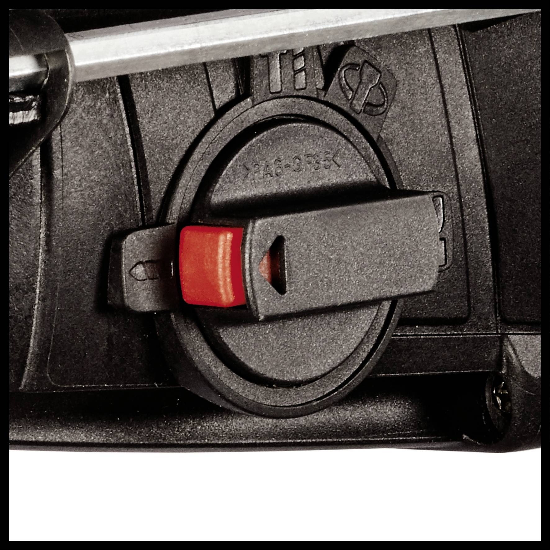 Close-up van een camerabehuizing met een rode schakelaar in het midden. De schakelaar lijkt een vergrendelings- of instelingsmechanisme te zijn.