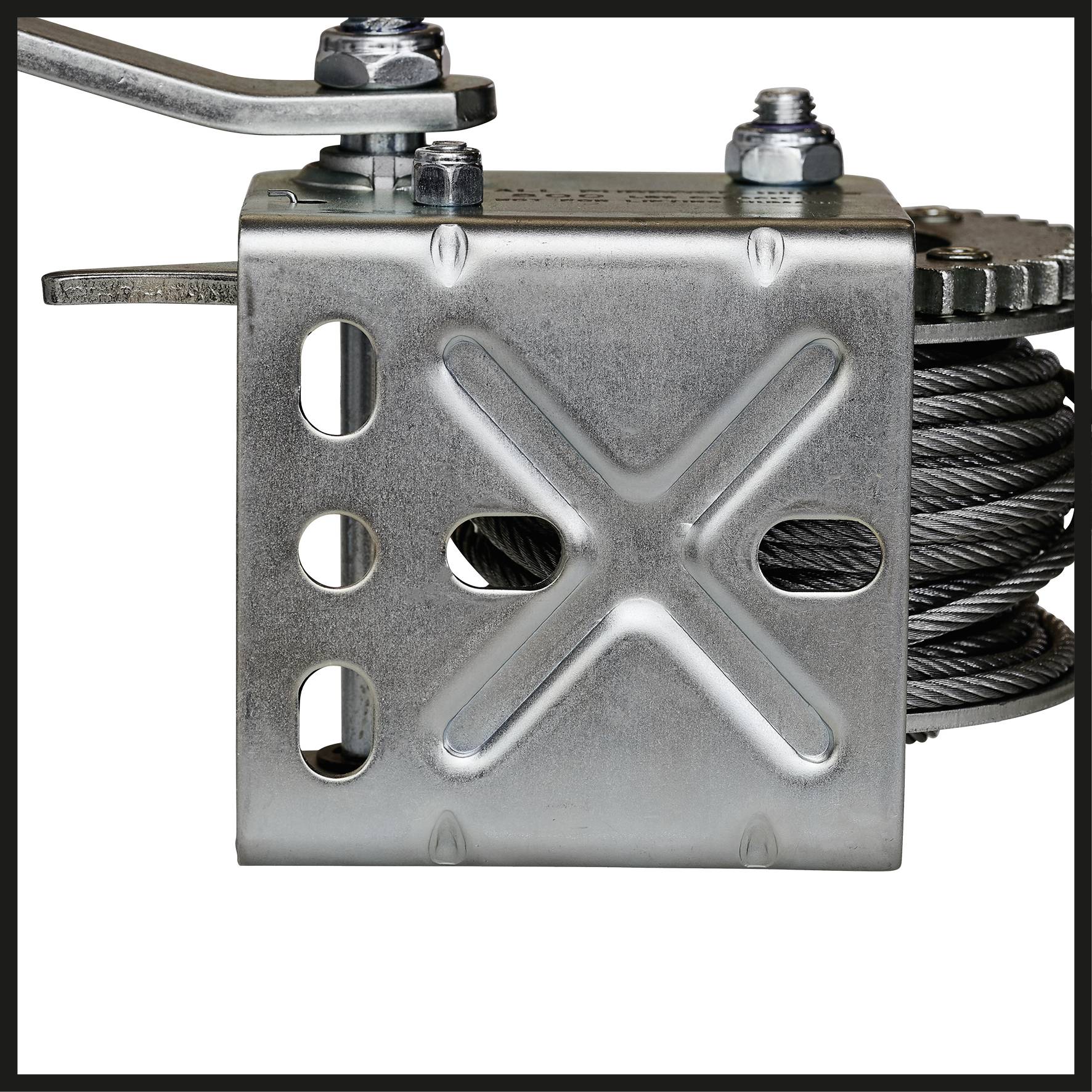 Een zilveren, metalen lier met een hendel, kabel en bevestigingspunten. Gebruikt ter ondersteuning bij hefwerkzaamheden.