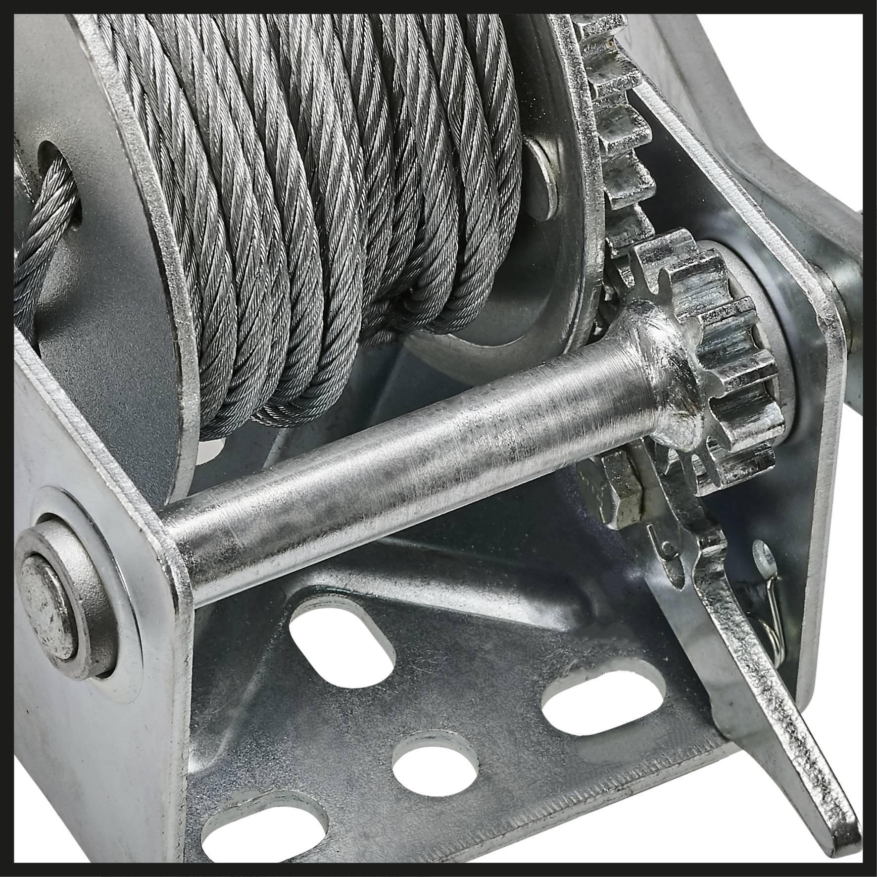 Een metalen kabellier met zichtbaar tandwiel en slinger, gebruikt voor het optillen of trekken van zware lasten.