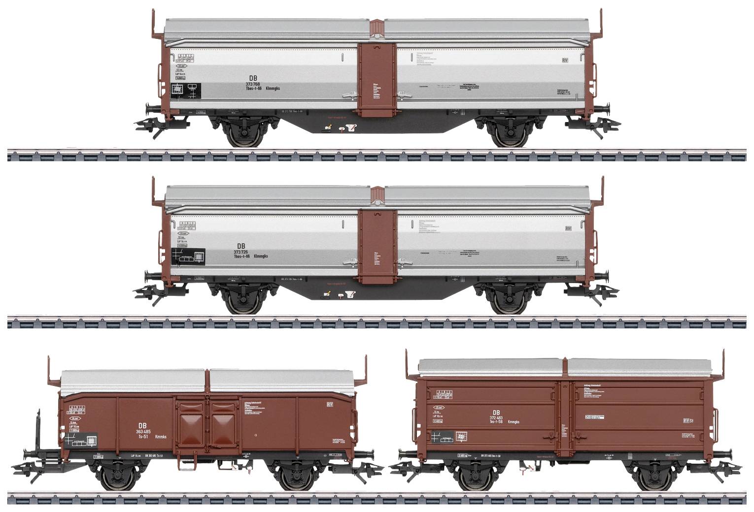 Vier goederentreinwagons op parallelle sporen. Elke wagon is anders geschilderd, twee in het rood en twee in grijs-rood.