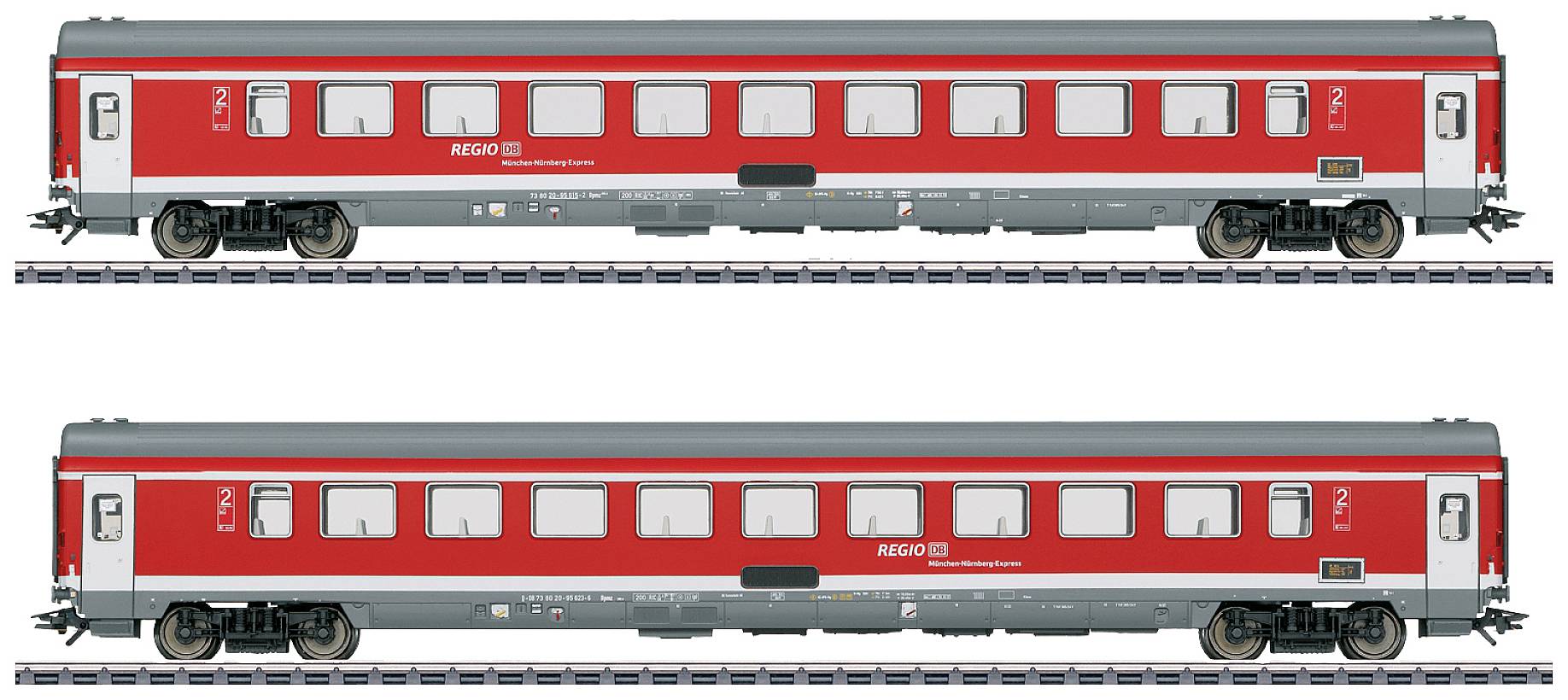 Twee rode regionale treinen op het spoor; beide met een grijs dak, zwart onderstel en wit 'REGO DB'-logo. Ramen langs de zijkant.