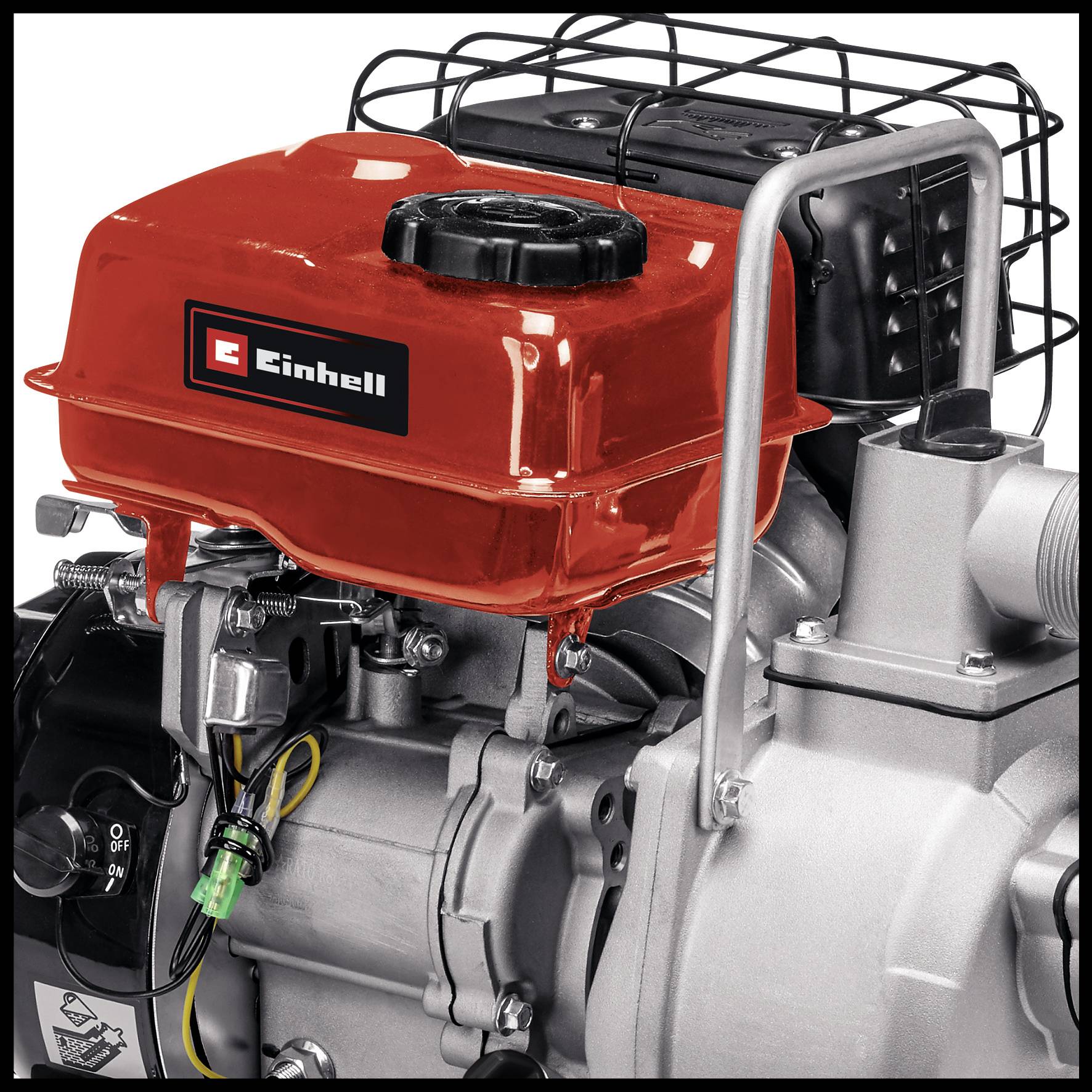 Een benzinemotor van Einhell met een rode brandstoftank en zilveren metalen onderdelen, gedeeltelijk bedekt.
