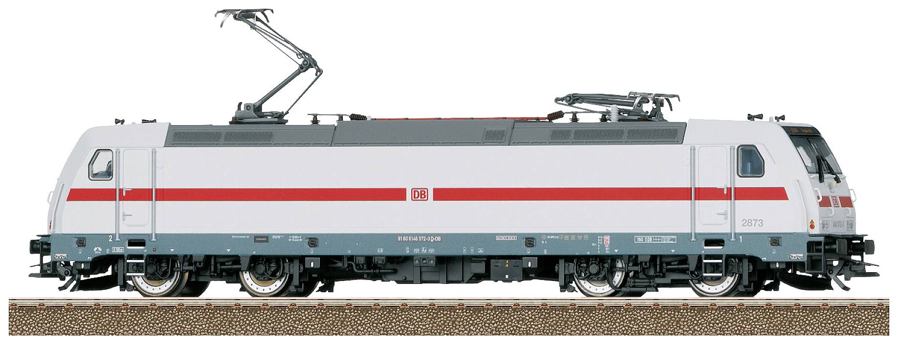 Een moderne elektrische locomotief in wit-grijs met een rode streep staat op een spoorsectie.