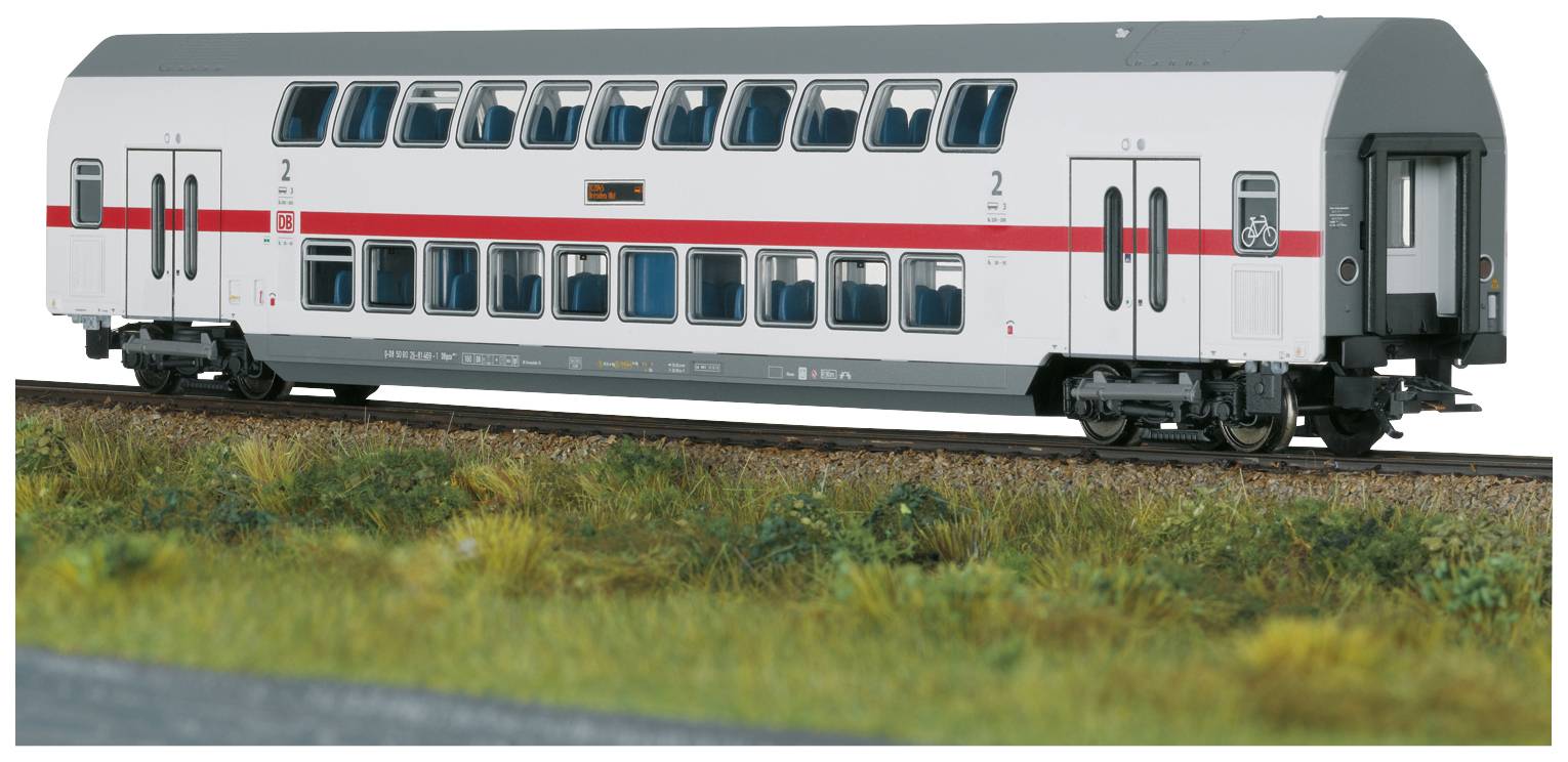 Een dubbeldekker personenrijtuig van de Deutsche Bahn op de rails. Het rijtuig is grijs met rode strepen en heeft meerdere ramen.