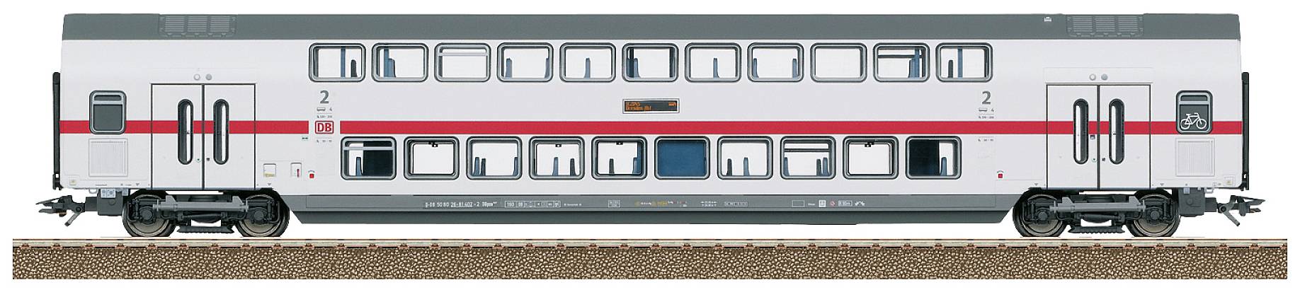 Dubbeldeks personenrijtuig van Deutsche Bahn in wit met rode streep, stilstaand op sporen. Deuren en ramen zijn zichtbaar.