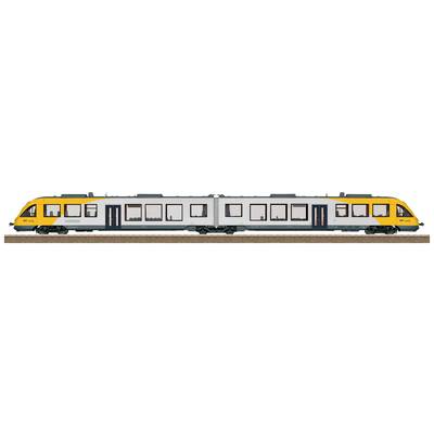 Een geel-grijze trein met twee wagons op een spoor. De trein heeft meerdere ramen en deuren en is bedoeld voor personenvervoer.