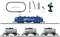 Modeltreinstel met blauwe locomotief, drie zilveren tankwagons, railstukken en afstandsbediening; afmetingen 119 x 47 cm.